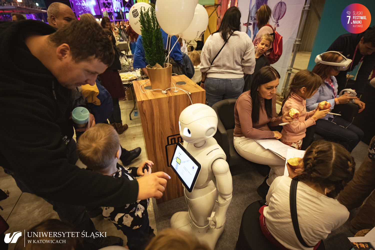 Robot humanoidalny obok dziecko z rodzicem | Fot. Julia Agnieszka Szymala