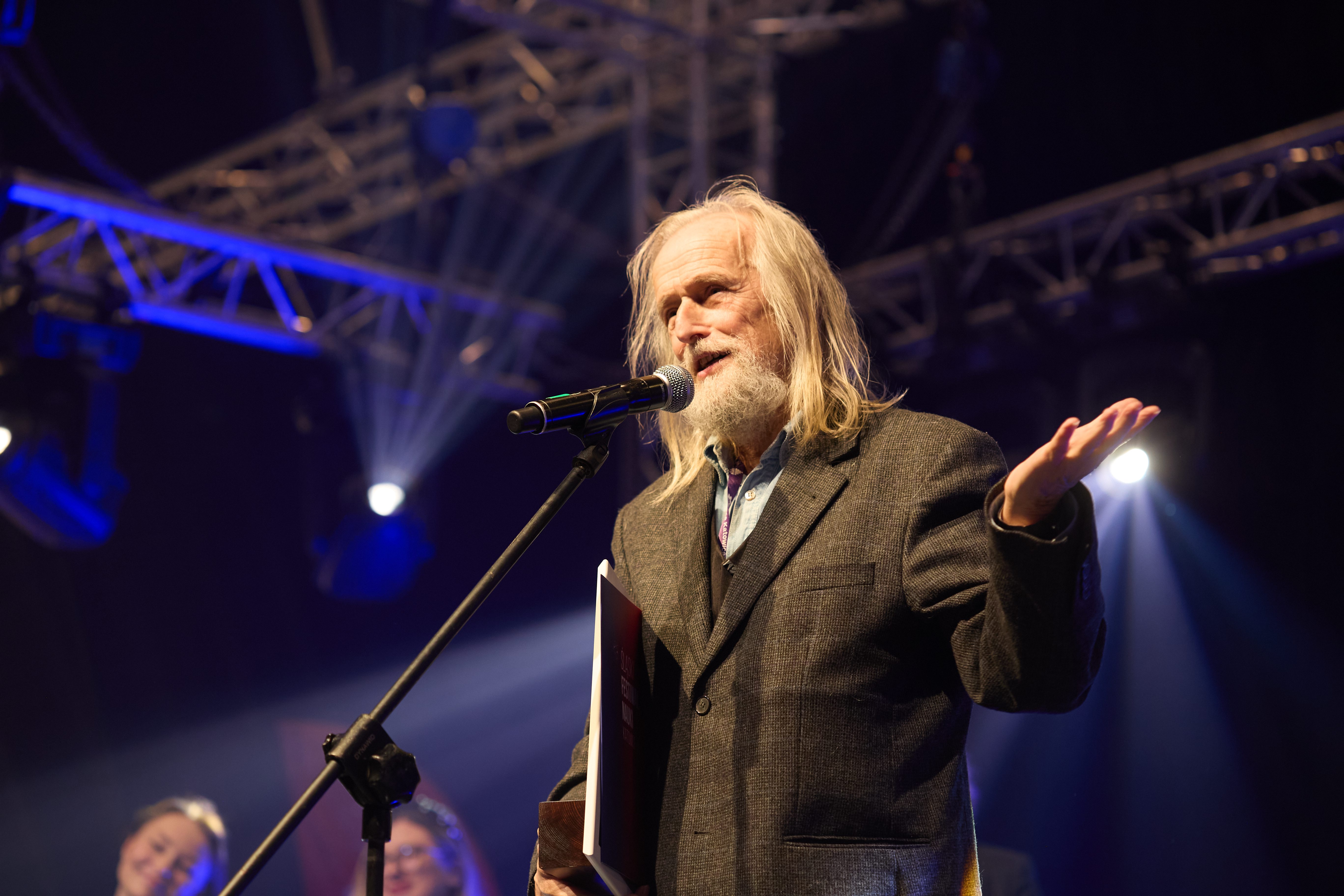 Laureat Śląskiej Nagrody Naukowej prof. Tadeusz Sławek przemawia na scenie | Fot. Rafał Opalski