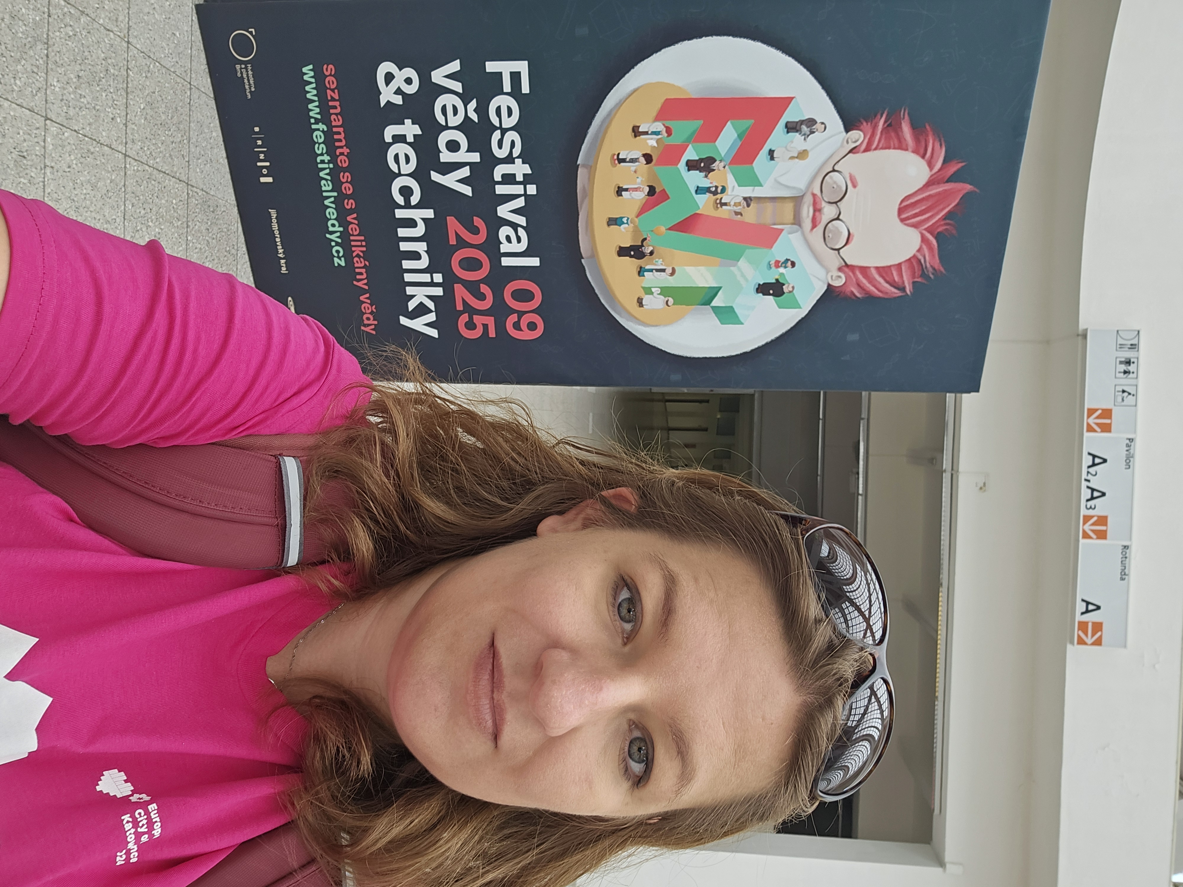 Plakat festiwalu w Brnie, na pierwszym planie reprezentantka ŚFN