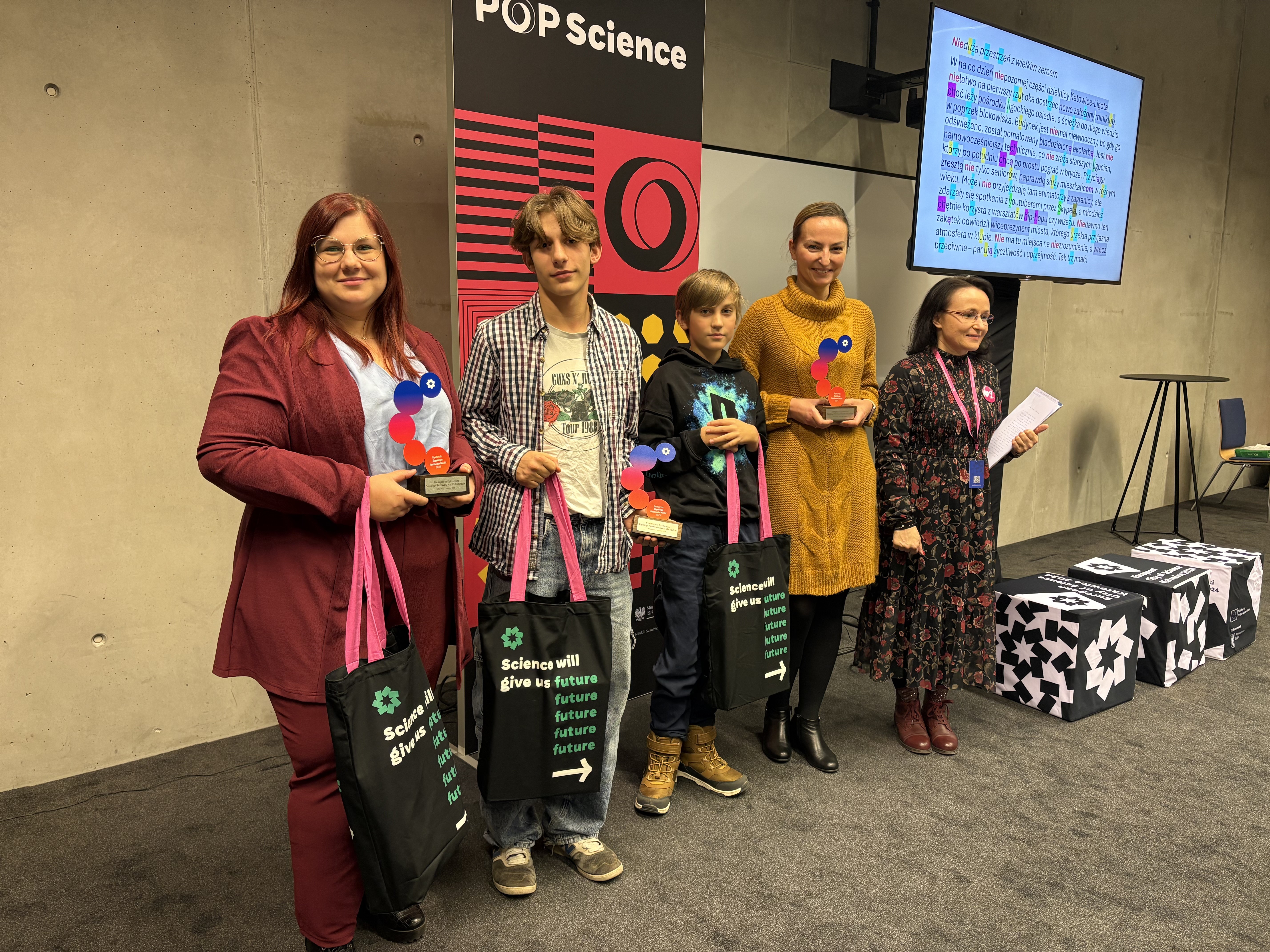 Uczestnicy dyktanda w trakcie zapisywania tekstu