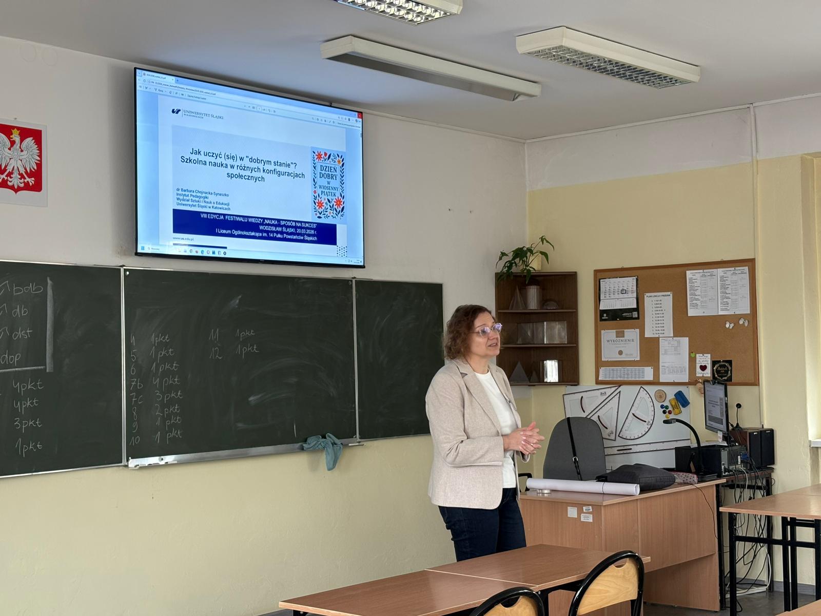 dr Barbara Chojnacka-Synaszko podczas wykładu w szkole