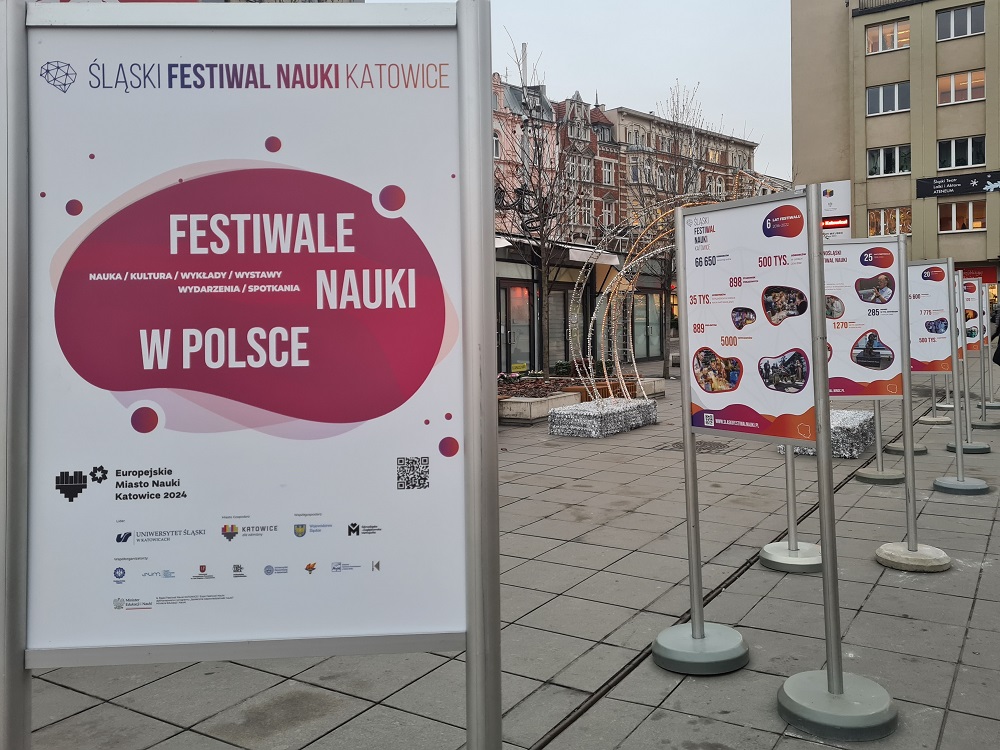 wystawa „Festiwale Nauki w Polsce” na katowickim rynku
