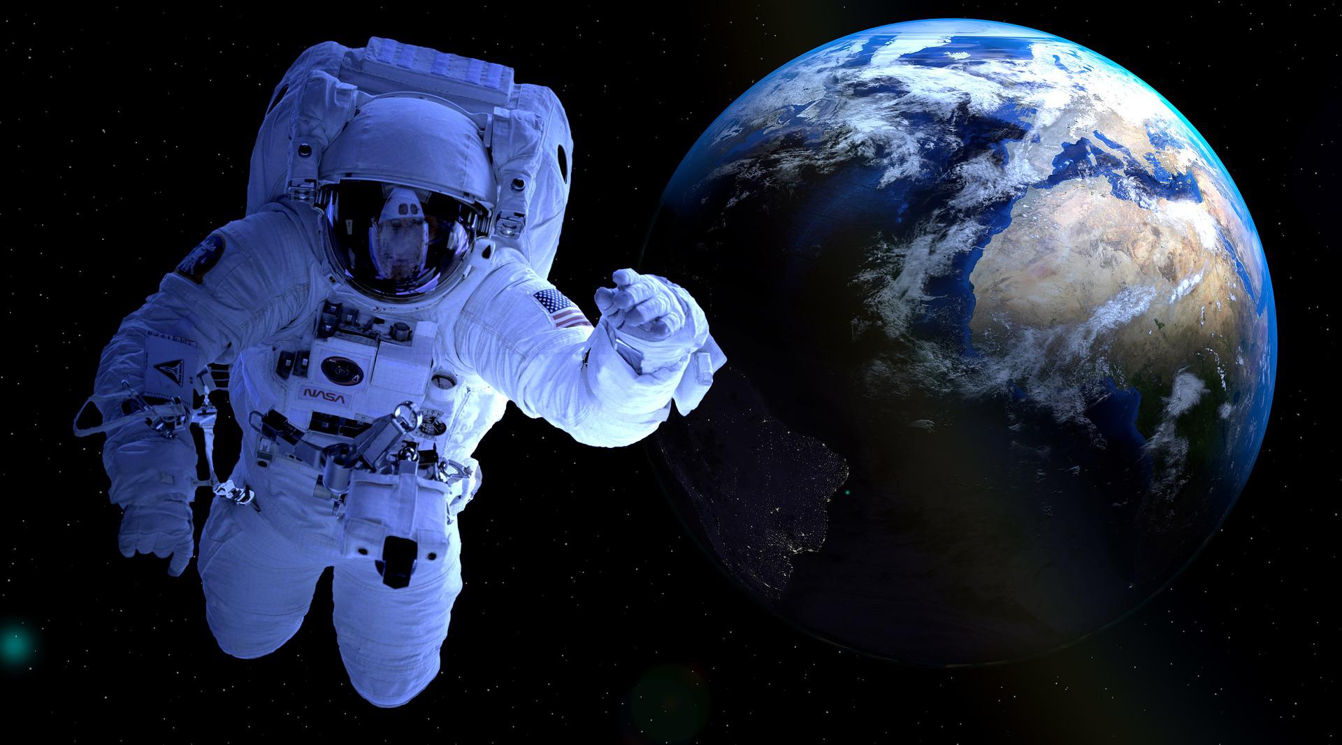 fot. Pixabay.com Astronauta znajdujący się w przestrzeni kosmicznej. Na drugim planie Ziemia widziana z kosmosu.