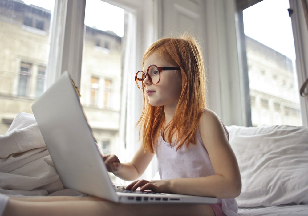 fot. Pexels dziewczynka przed laptopem
