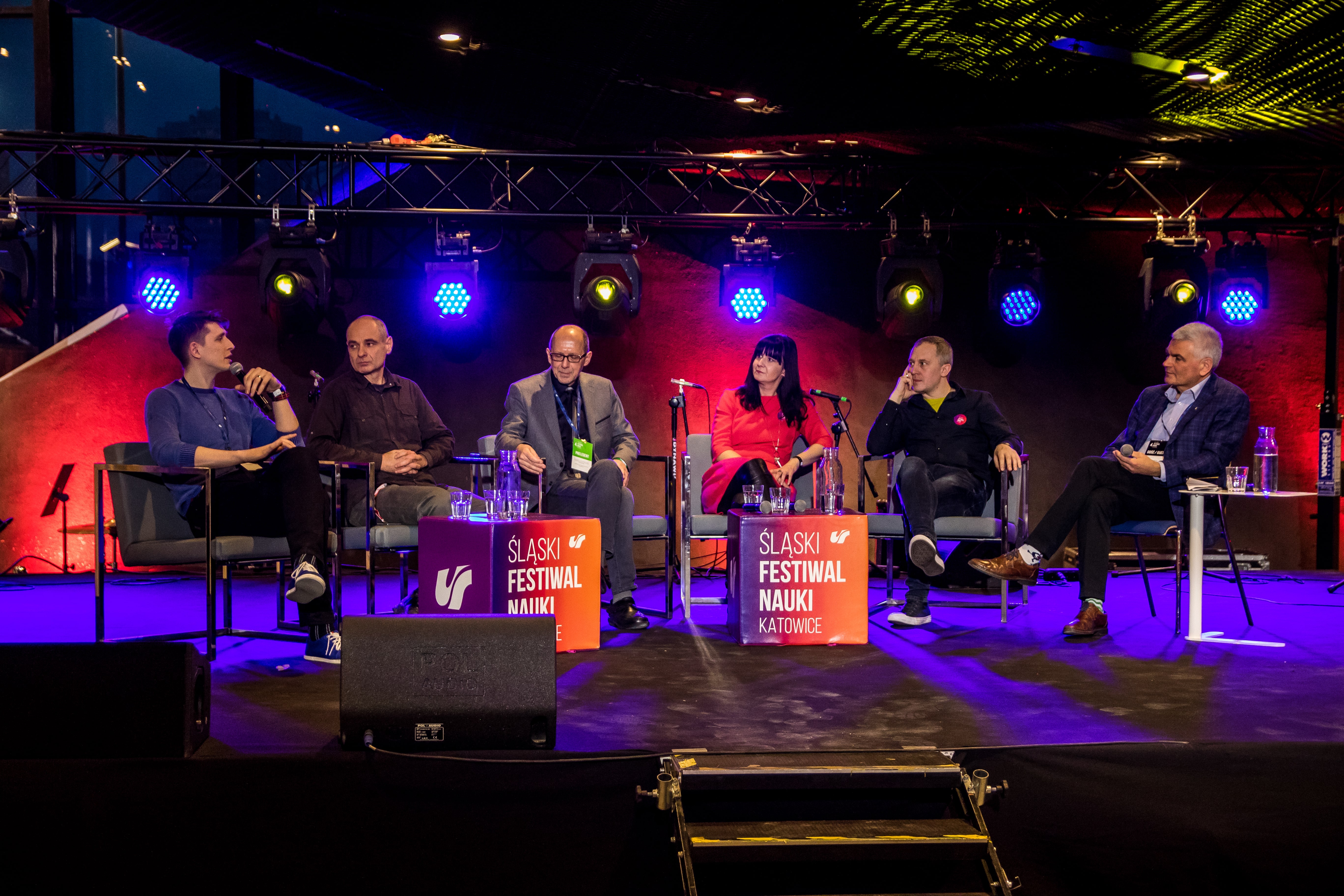 Na scenie siedzą laureaci konkursu POP Science w roku 2020 oraz prowadzący debatę Edwin Bendyk