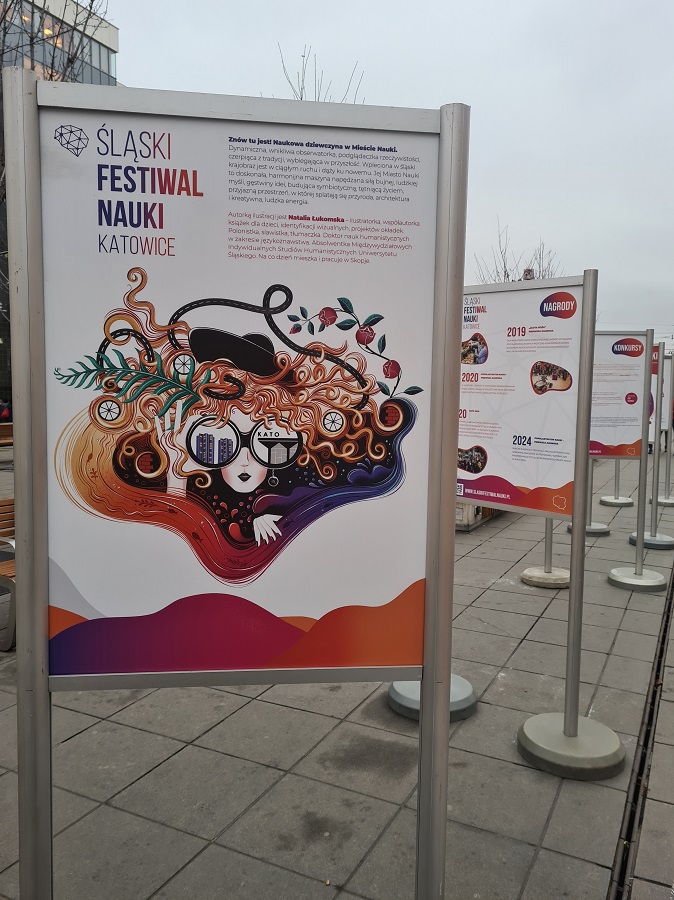 wystawa „Festiwale Nauki w Polsce” na katowickim rynku